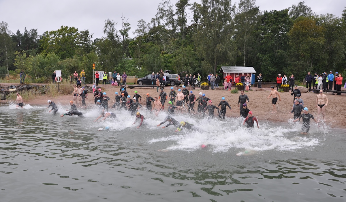 Uimarit juoksemassa järveen Taivassalon Hakkenpään Triathlon-kilpailussa.