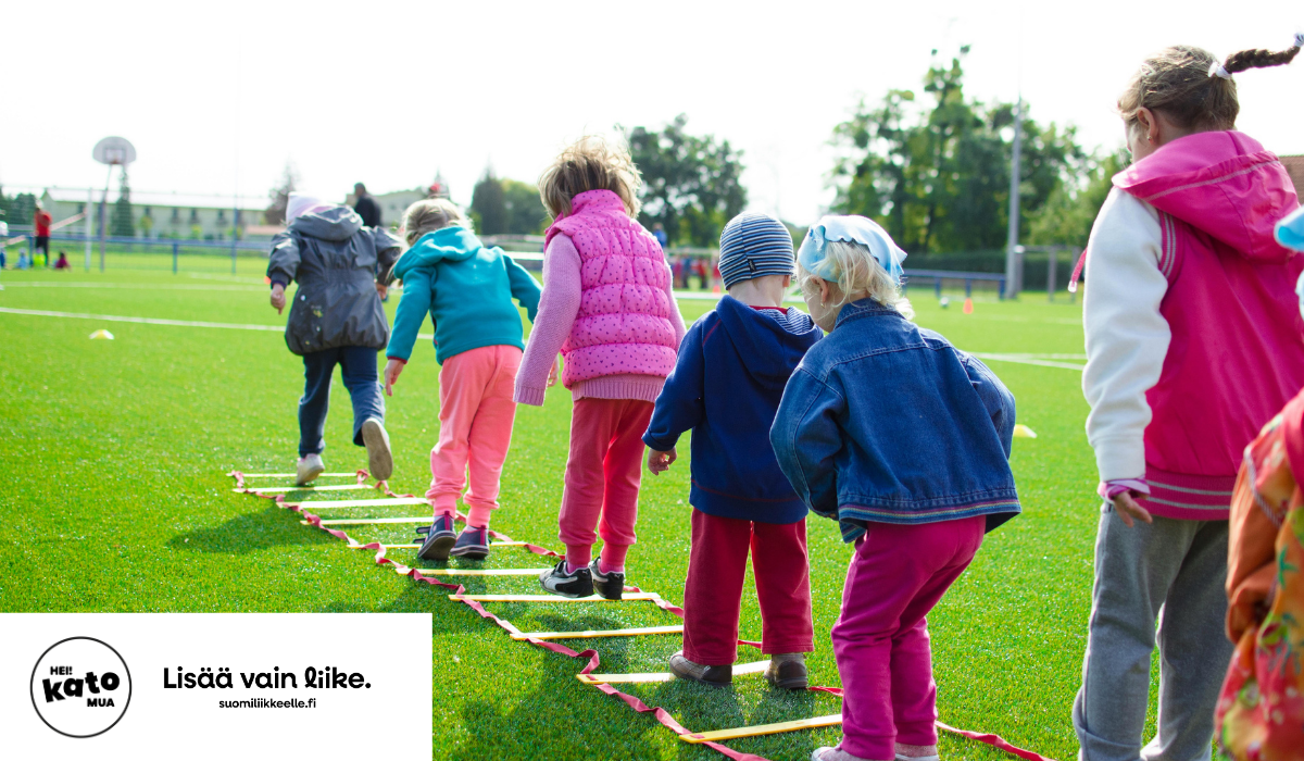 Lapsia liikkumassa ja hyppimässä maahan asetettuja tikapuita. Alalaidassa Hei! Kato mua! -logo sekä Suomi liikkeelle -ohjelman logo, jossa on teksti Lisää vain liike.