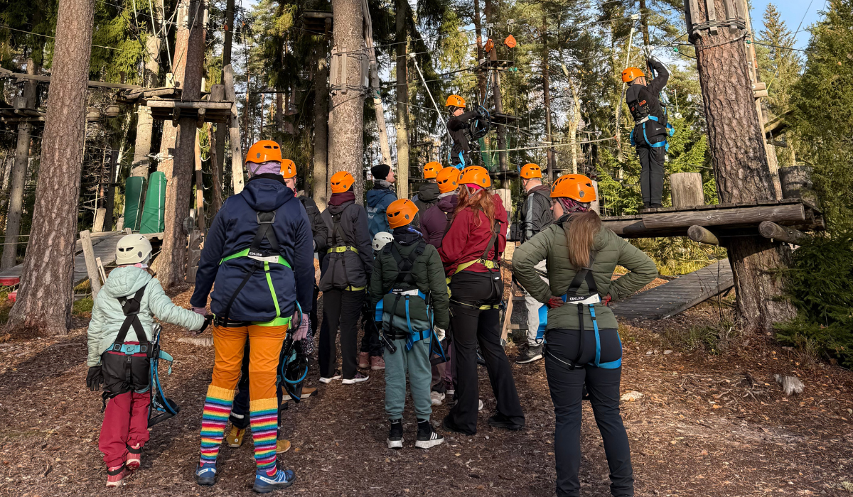 Hei! Kato mua! -leiriläiset kuuntelevat ohjaajan ohjeita Pajulahden Seikkailupuistossa.