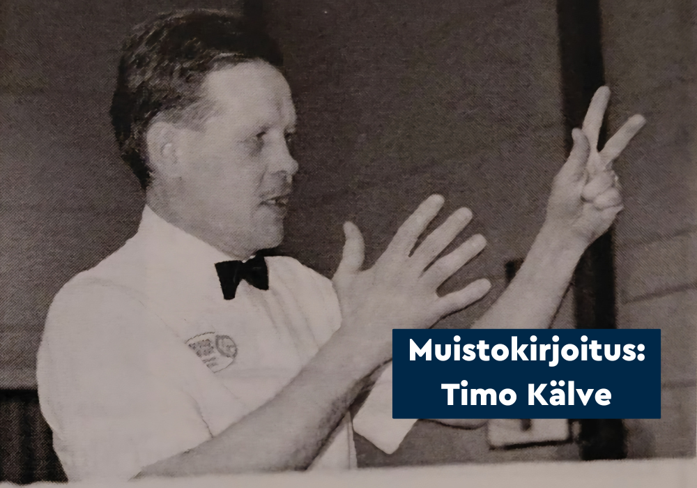 Mustavalkoinen kuva Timo Kälvestä tuomaroimassa nyrkkeilyä. Oikeassa alakulmassa teksti Muistokirjoitus: Timo Kälve.