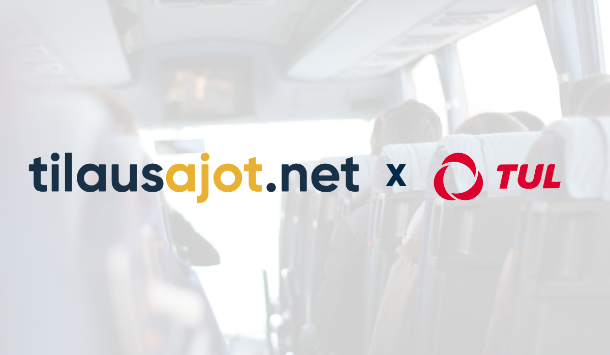 Haalea kuva bussin sisältä. Kuvassa näkyy bussin penkkejä takaapäin. Etualalla tilausajot.net -logo sekä TUL:n punainen logo, joiden välissä on X-kirjain.