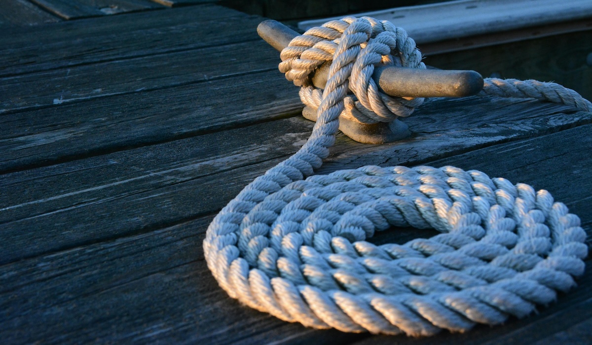 Veneköysi kiinnitettynä laituriin.