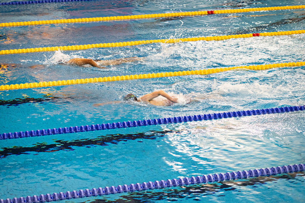 Kuva uimareista kisaamassa.