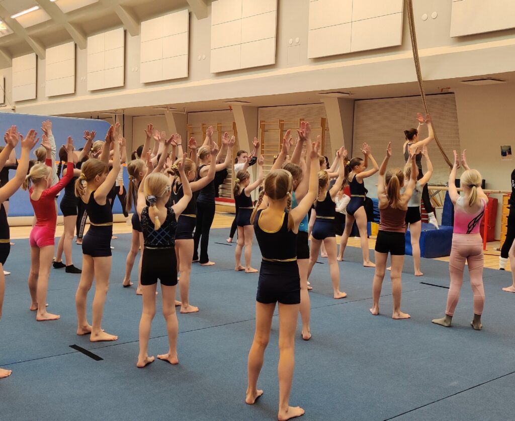 kuva HGK:n 150-vuotis näytöksen harjoituksista jossa voimistelijat harjoittelee.