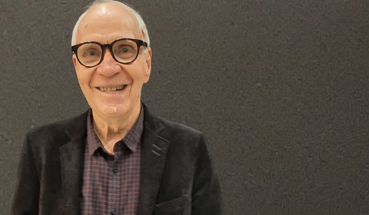 Lauri Laakso kuvattuna tummaa taustaa vasten.