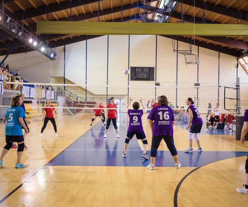 Catch'n serve ball -pelaajia kuvattuna pelaamassa.