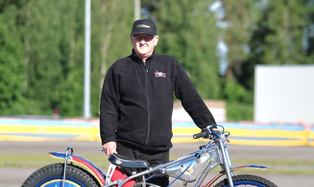 Aarne Mustonen seisomassa moottoripyörän kanssa.