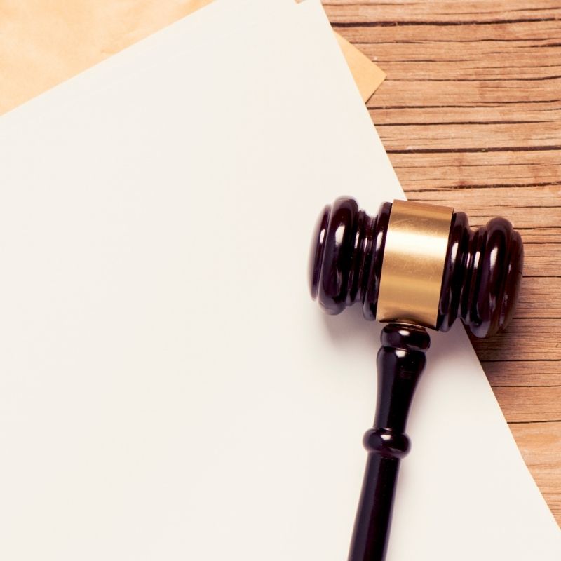 Kuvassa paperi sekä puheenjohtajan nuija