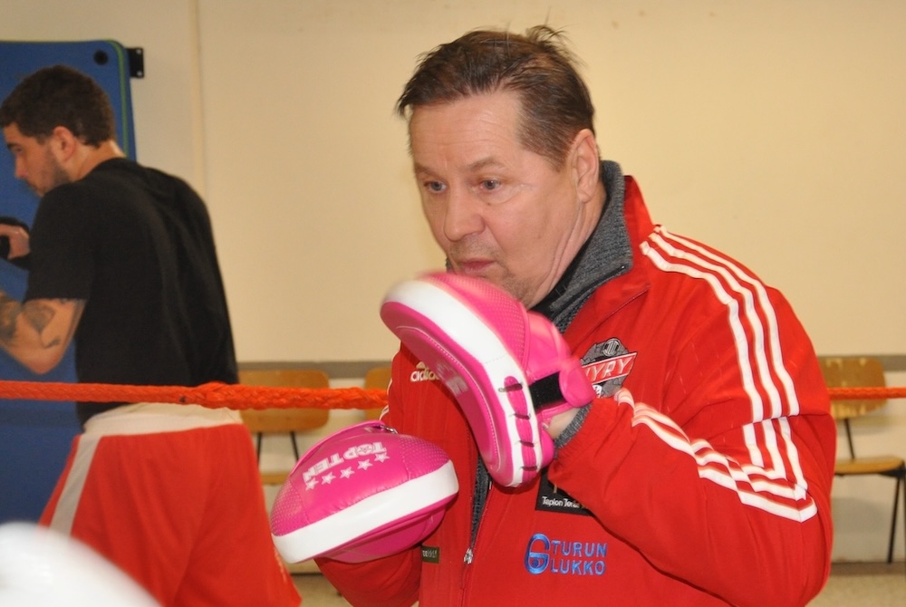 Markku Kiili nyrkkeilyn pistehanskat käsissään.