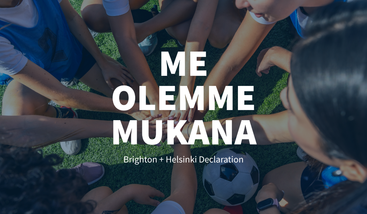 Taustalla tummansinisävyinen kuva naisten jalkapallojoukkueesta kädet yhdessä. Etualalla valkoinen teksti ME OLEMME MUKANA, jonka alapuolella pienemmällä fontilla Brighton + Helsinki Declaration.