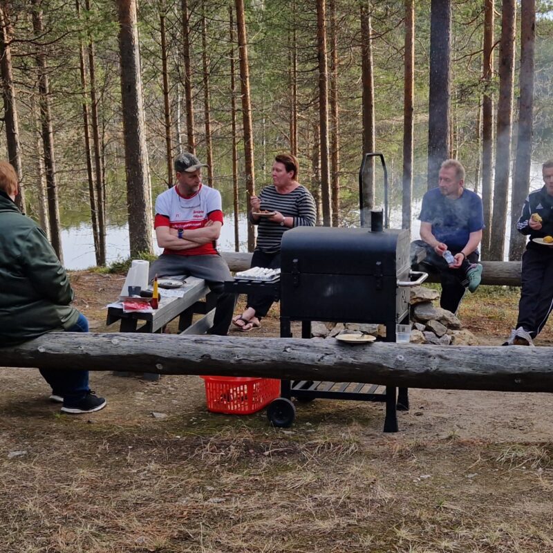 Ihmisiä nuotiolla