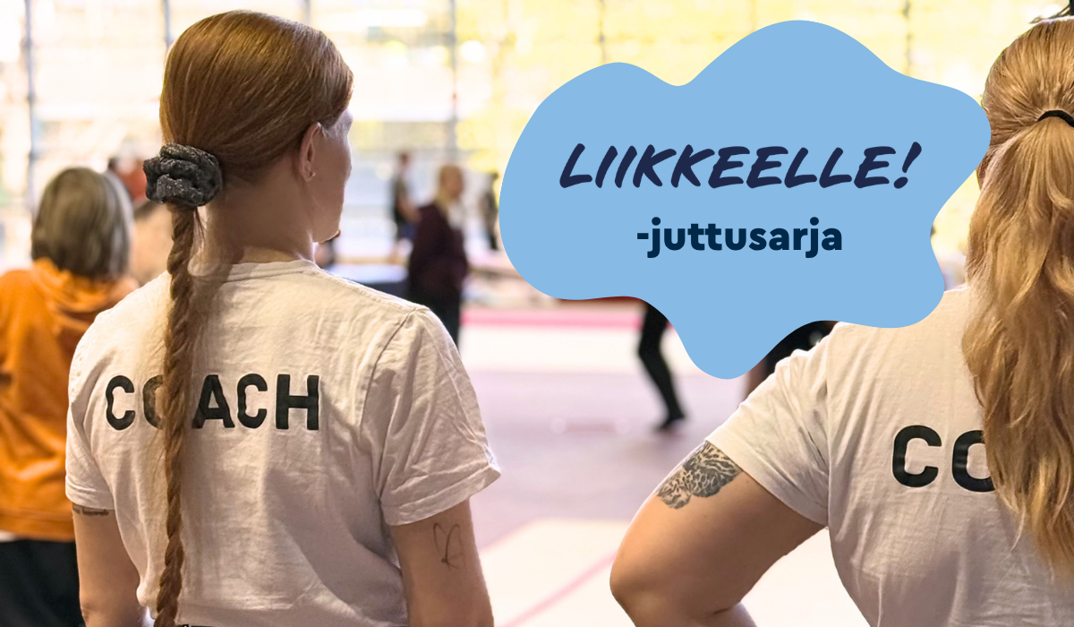 Taustalla kuva kahdesta valmentajasta, joiden selät näkyvät kameraan. Valmentajien paidoissa on teksti Coach. Ylälaidassa vaaleansininen roiskekuvio, jonka sisällä tekstilogo Liikkeelle! ja alla teksti -juttusarja.