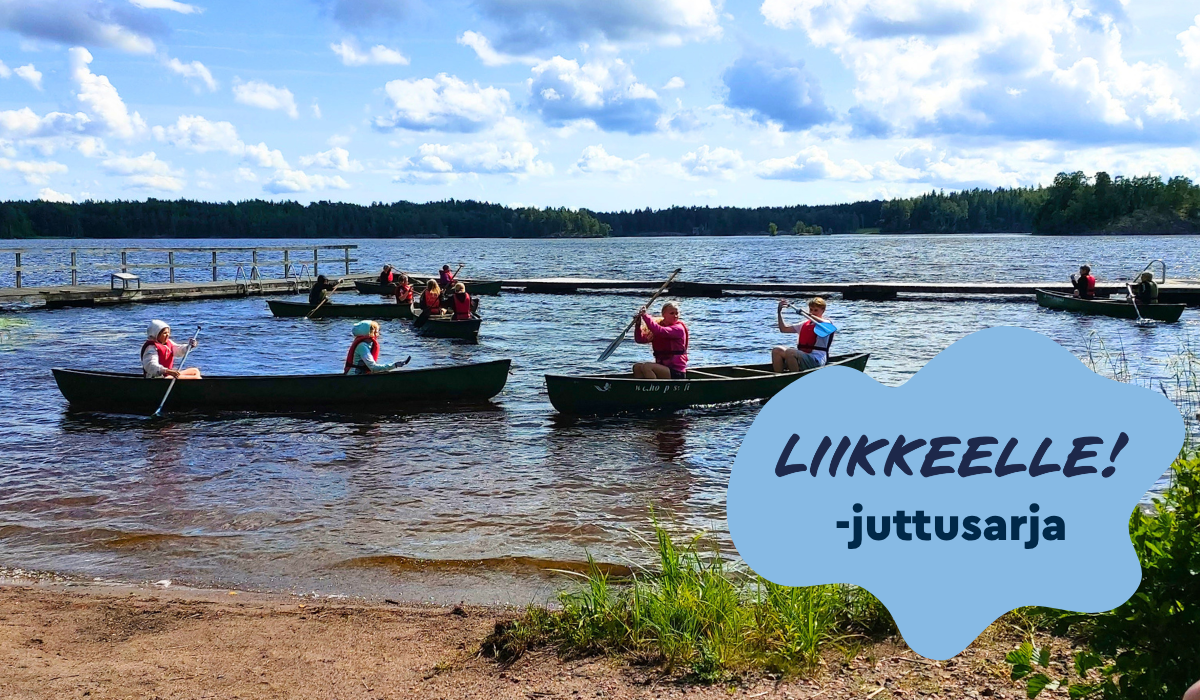 Taustalla kuva leiriläisistä soutuveneilemässä. Oikeassa alalaidassa vaaleansininen läiskäkuvio, jonka sisällä tummansininen Liikkeelle! -tekstilogo ja -juttusarja -teksti.