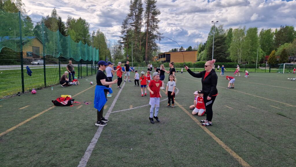 Seinäjoen Sisun perhefutisryhmä hyppäämässä hyppynarua.