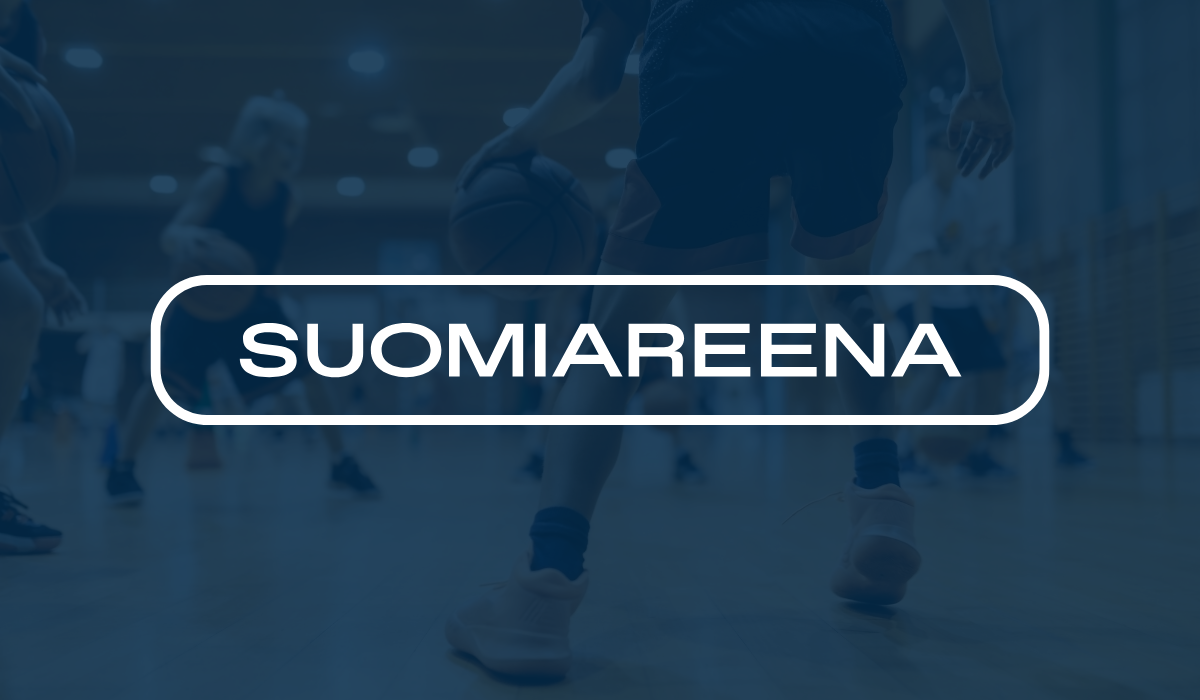 Taustalla tummansinisävyinen kuva lapsista pelaamassa koripalloa. Etualalla SuomiAreenan valkoinen logo.