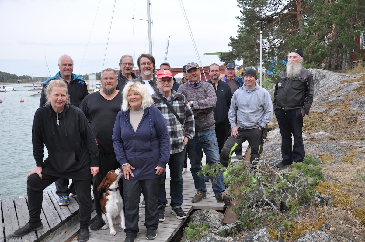 Turun Työväen Pursiseuran jäsenistöä kuvattuna rannalla.