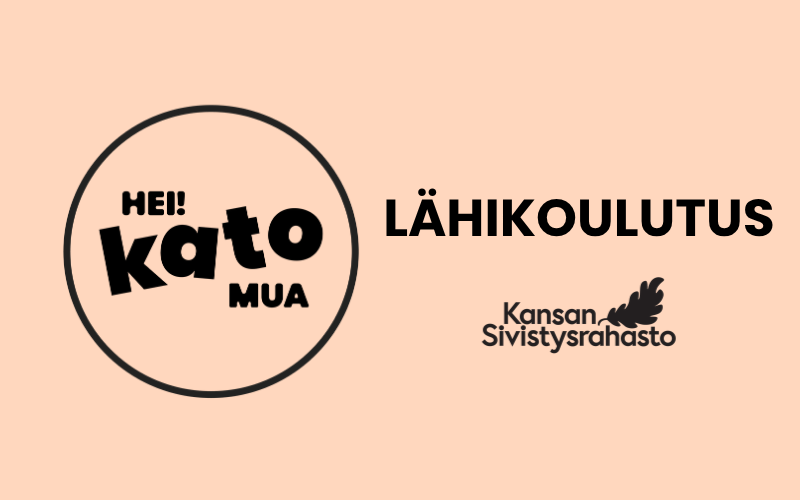 Vaaleanoranssilla taustalla musta Hei! Kato mua! -tekstilogo, Lähikoulutus -teksti ja Kansan Sivistysrahaston musta logo.
