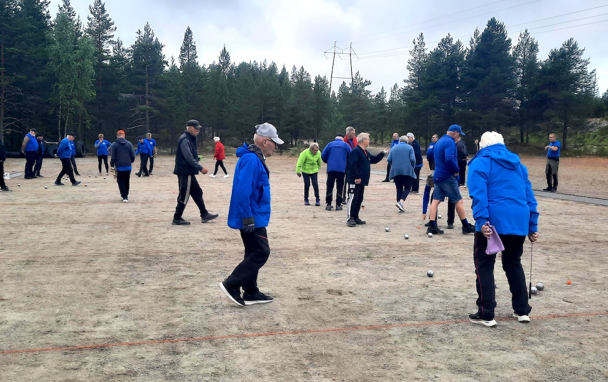 Petankin pelaajia kuvattuna kansainvälisissä Petankkikilpailuissa Kemissä.