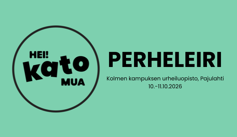 Vihreällä taustalla mustan ympyrän sisällä tyylitelty teksti Hei! Kato mua! Logon vieressä teksti Perheleiri, Kolmen kampuksen urheiluopisto, Pajulahti, 10.-11.10.2026.