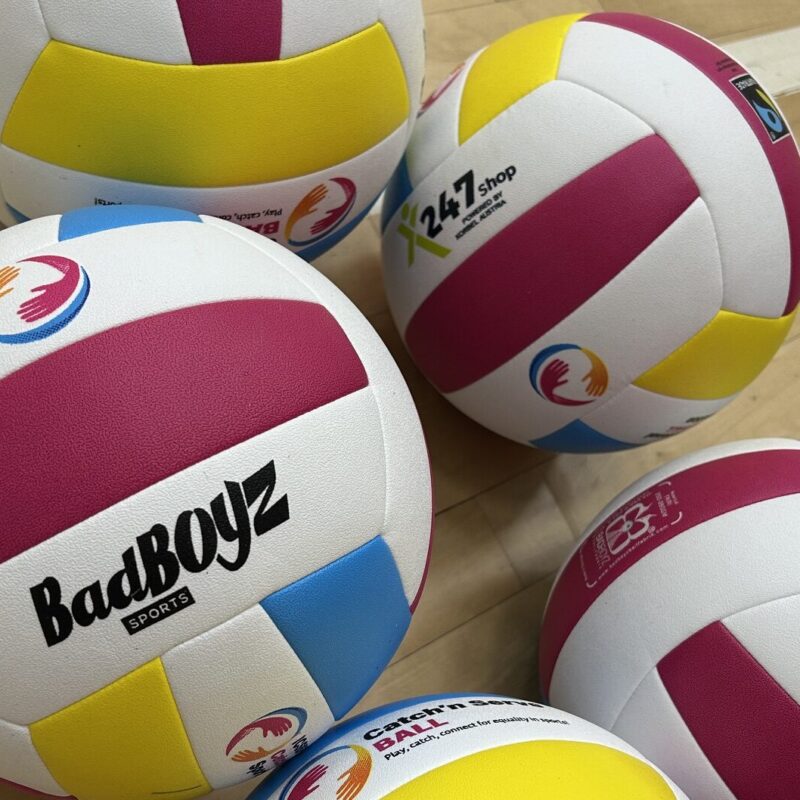 catch and serve ball pelipalloja lattialla