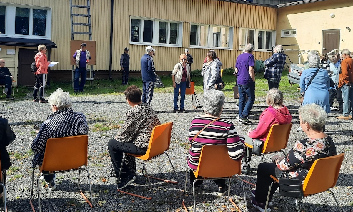 Osallistujia senioreiden syysstartissa Kemissä.