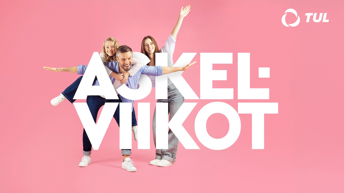 Vaaleanpunaisella taustalla TUL:n valkoinen logo ja valkoisella teksti Askelviikot. Tekstin taustalla kuva kolmihenkisestä perheestä iloiset ilmeet kasvoillaan.